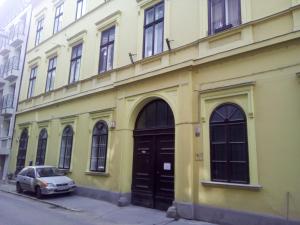 ブダペストにあるOperahouse Roomsの黄色の建物