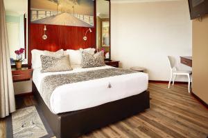 um quarto com uma cama grande num quarto em First Group The Palace All-Suite em Durban