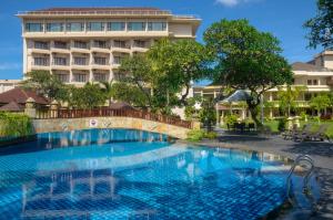 Bassein majutusasutuses Lombok Raya Hotel või selle lähedal