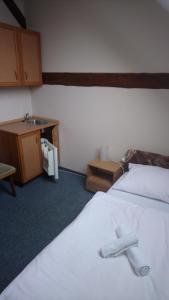 เตียงในห้องที่ Sudický Dvur