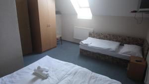 เตียงในห้องที่ Sudický Dvur
