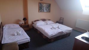 เตียงในห้องที่ Sudický Dvur