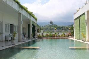 a swimming pool in the middle of a building at Villa Putih Lovina in Lovina