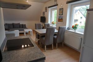 a kitchen and living room with a table and chairs at Lilis Ferienwohnung in Munster