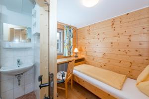 Koupelna v ubytování Kolping-Ferienhaus + 37 fotografií