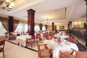 Un restaurante o sitio para comer en Bahia Principe Grand Punta Cana - All Inclusive