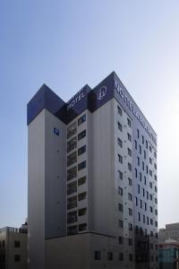 budynek hotelowy z napisem hyundai w obiekcie Notte La Mia Hotel w Pusanie