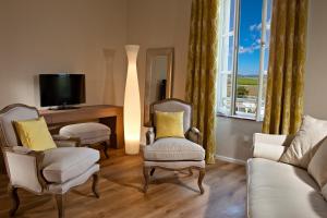TV a/nebo společenská místnost v ubytování Château De Siran - Hôtel & Spa