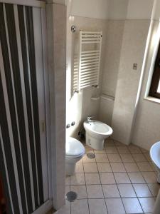 La salle de bains est pourvue de toilettes et d'un lavabo. dans l'établissement Residence Le Palme - Appartamenti sul mare - Spiaggia tra Palinuro e Caprioli, à Pisciotta