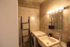 um banheiro com pia e máquina de lavar em House Beach em Costa da Caparica mais 11 fotografias