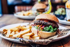 Un sándwich y papas fritas en un plato sobre una mesa. en St Christopher's Inn Amsterdam - The Winston, en Ámsterdam 25 fotos más