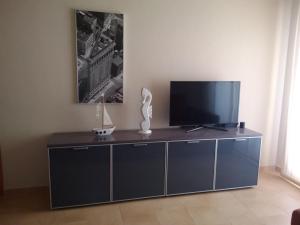 TV a/nebo společenská místnost v ubytování CORMORANT SUITE, sea terrace & pools