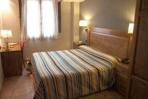 Posteľ alebo postele v izbe v ubytovaní Hotel Con Encanto La Façana