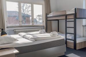 due letti a castello in una stanza con finestra di Copenhagen Go Hotel a Copenaghen