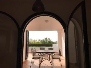 comedor con mesa y sillas en Luxury apartment set in Doña Julia Golf Course, en Casares