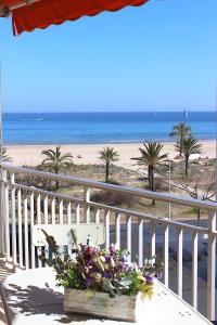 ガンディアにあるApartamento Las Sirenas, 1ª linea de playaの花束付きテーブル