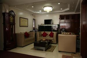 TV a/nebo společenská místnost v ubytování Grand View Residency Chennai