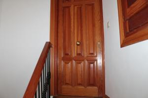eine Holztür in einem Zimmer mit einer Treppe in der Unterkunft Apartamentos Rurales Rosendo: "Flor de Lys" in Capileira