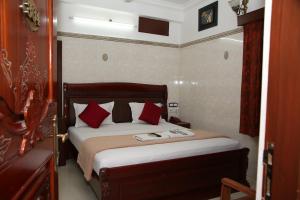 Postel nebo postele na pokoji v ubytování Grand View Residency Chennai