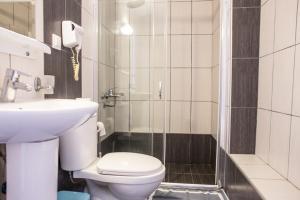 Koupelna v ubytování Agios Pavlos Hotel + 31 fotografií