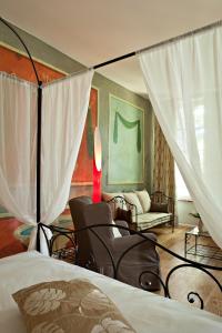 Postel nebo postele na pokoji v ubytování Château De Siran - Hôtel & Spa