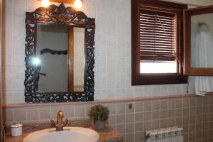 a bathroom with a sink and a mirror at Apartamentos Rurales Rosendo: "La Pimienta" in Capileira