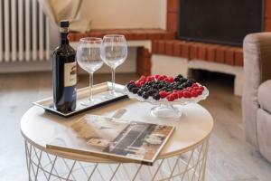 フィレンツェにあるCasa Guidoのワイン1本とワイングラス2杯(テーブル上)