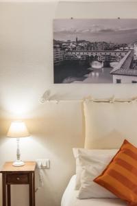 フィレンツェにあるCasa Guidoのベッドルーム1室(ベッド1台付)が備わります。壁に絵が飾られています。