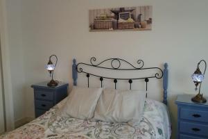 Un dormitorio con una cama con dos mesitas de noche y dos lámparas. en Playa Mar, en Torre del Mar