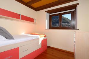 a small bedroom with a bed and a window at Apartamento La Santeta de Aran in Vielha