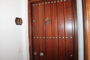Una puerta de madera con el número. en Apartamentos Rurales Rosendo: "Suite Veleta" en Capileira