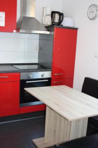 Kuchyň nebo kuchyňský kout v ubytování Ahoi-Gästehaus
