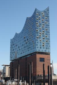 Un edificio con muchas ventanas. en Ahoi-Gästehaus, en Hamburgo