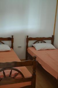 ウルツィニにあるAda Bojana Apartmaniのベッド2台が隣同士に設置された部屋です。