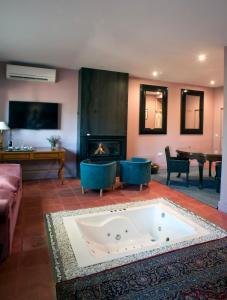 a living room with a hot tub and a fireplace at Hotel Boutique Pinar in Cuenca