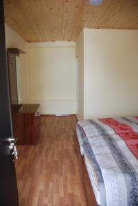 Letto o letti in una camera di Gogi Jafaridze's Guesthouse