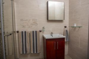 Ένα μπάνιο στο DYNA GUEST HOUSE +14 φωτογραφίες