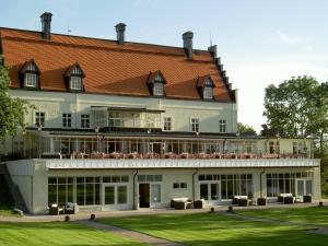 a large building with a lawn in front of it at Vidbynäs Gård & Konferens in Nykvarn