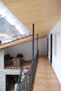 una scala in una casa con soffitto in legno di Gogi Jafaridze's Guesthouse a Mestia