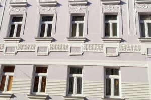 uma fachada de um edifício branco com janelas em Apartment Zebra em Viena