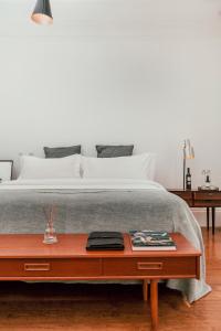 Кровать или кровати в номере Rosa Et Al Townhouse