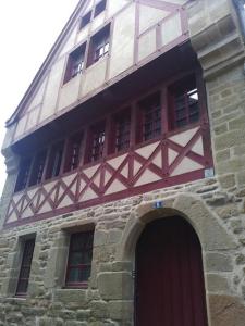 Ein Gebäude mit vielen Fenstern darüber. in der Unterkunft Appartement 1 er Etage , St Goustan Port Auray in Auray