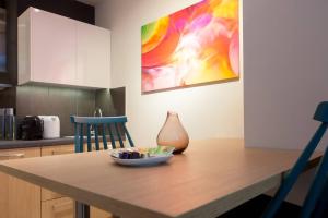 einen Tisch in einer Küche mit einer Schüssel darauf in der Unterkunft TONI'S Fashionable Studio near Presidential Garden in Athen