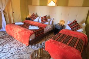 Postel nebo postele na pokoji v ubytování Sahara Desert Luxury Camp