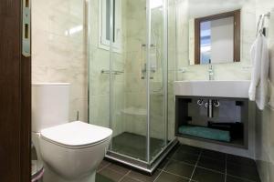 Kúpeľňa v ubytovaní TONIS Le Petit Nicolas 1BD Apartment in Koukaki! + 8 fotografií