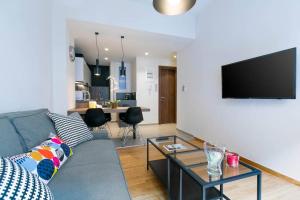 Televízia a/alebo spoločenská miestnosť v ubytovaní TONIS Le Petit Nicolas 1BD Apartment in Koukaki!