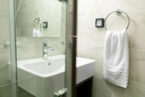 A bathroom at TONIS Le Petit Nicolas 1BD Apartment in Koukaki!