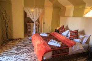 Postel nebo postele na pokoji v ubytování Sahara Desert Luxury Camp