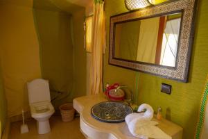 Koupelna v ubytování Sahara Desert Luxury Camp