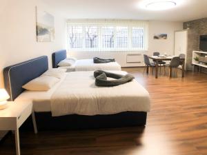 1 Schlafzimmer mit 2 Betten, einem Tisch und Stühlen in der Unterkunft VIPs Apartments in Wien